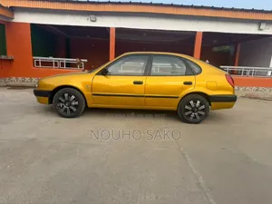 Toyota Corolla 2002 Jaune