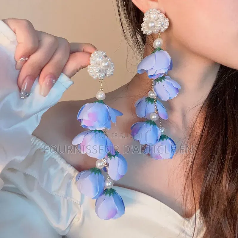 Longues Boucles d'Oreilles À Pompons Bleus Éthérés