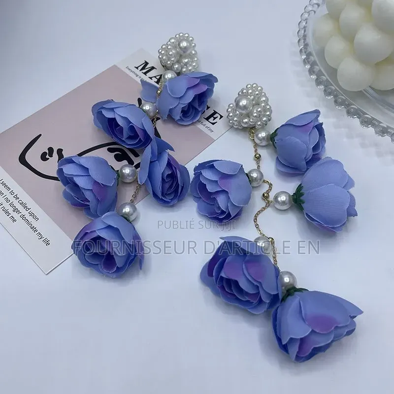 Longues Boucles d'Oreilles À Pompons Bleus Éthérés