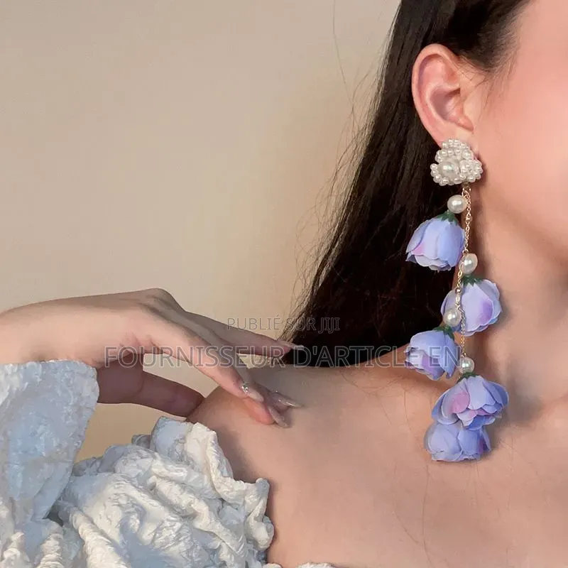 Longues Boucles d'Oreilles À Pompons Bleus Éthérés