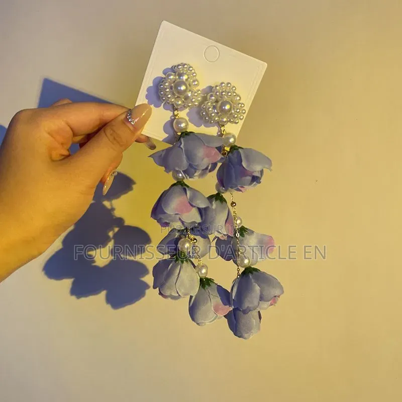 Longues Boucles d'Oreilles À Pompons Bleus Éthérés