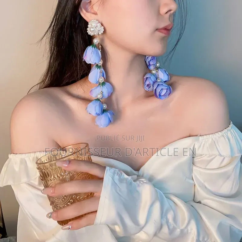 Longues Boucles d'Oreilles À Pompons Bleus Éthérés