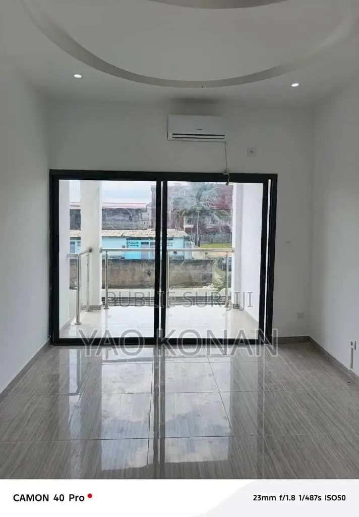 5chbre Duplex dans Cocody à Louer