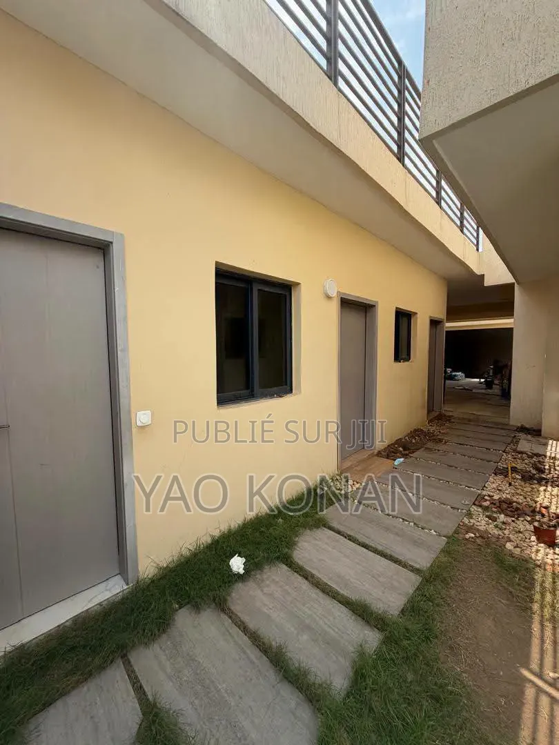 6chbre Duplex dans Bingerville à Louer