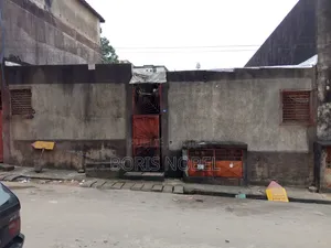 8chbre Blocs d'appartements dans Manoach Service, Yopougon à Vendre