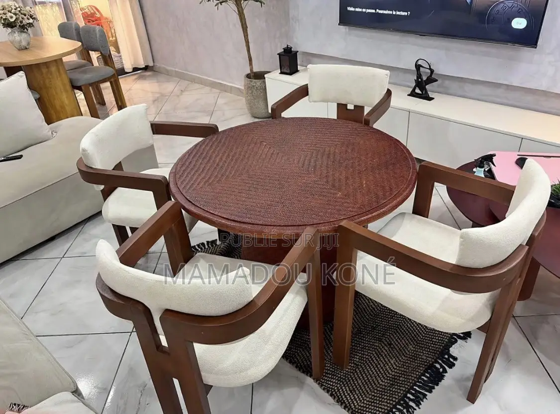 Table À Manger Et 04 Chaises Disponibles