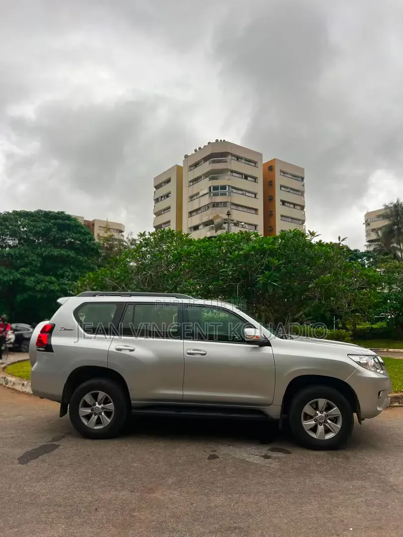Toyota Land Cruiser Prado 2022 Gris