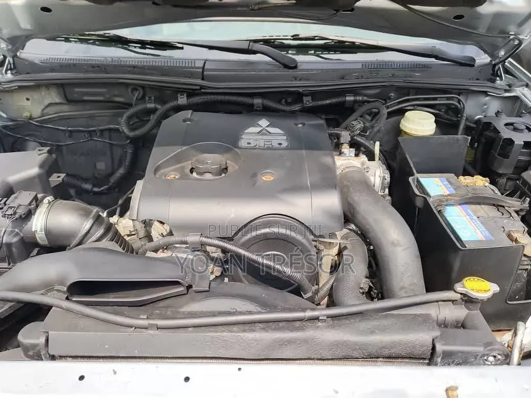 Mitsubishi L200 2018 Gris