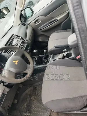 Mitsubishi L200 2018 Gris