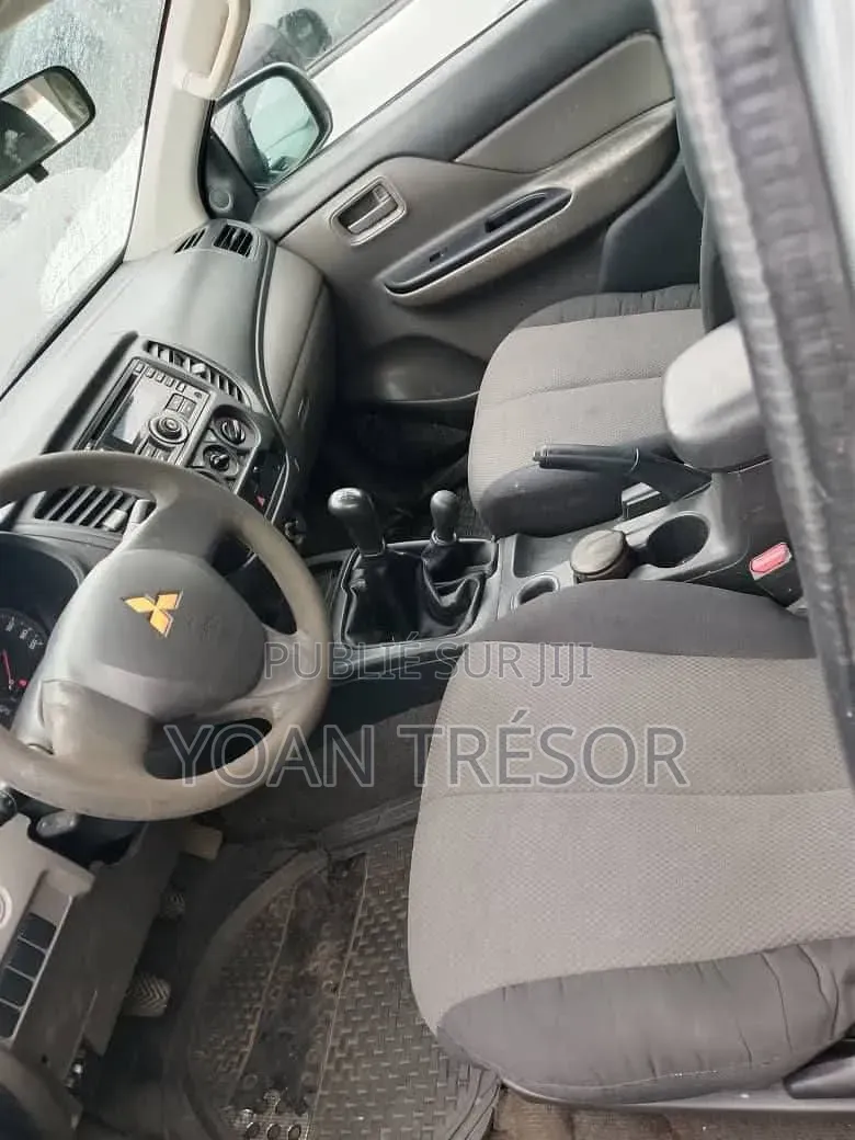Mitsubishi L200 2018 Gris