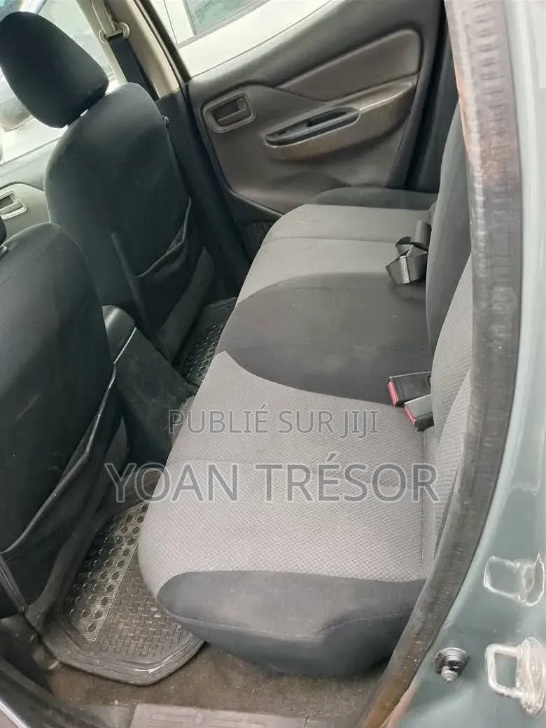 Mitsubishi L200 2018 Gris