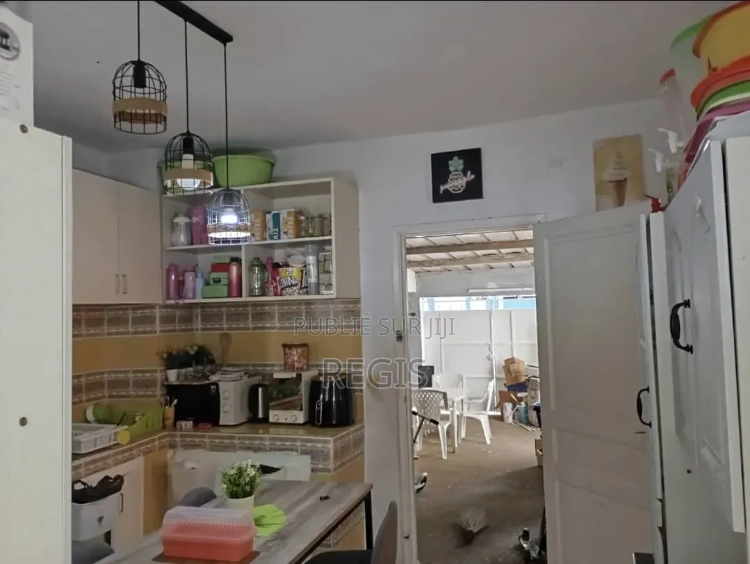 4chbre Villa dans Regis, Cocody à Vendre