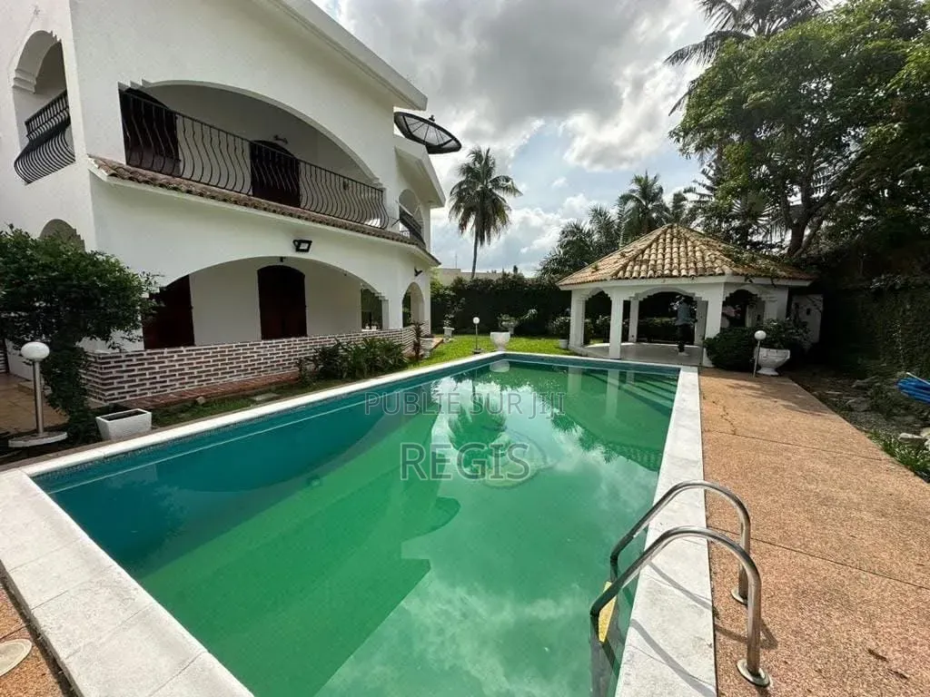 9chbre Maison dans Regis, Cocody à Louer