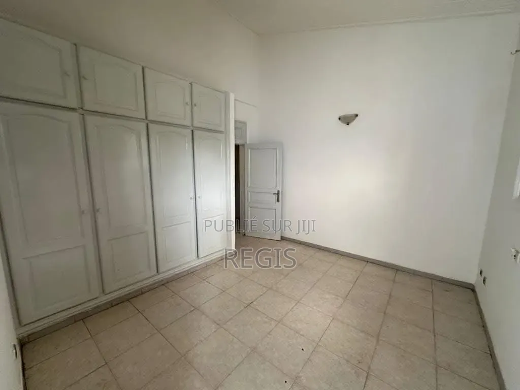 9chbre Maison dans Regis, Cocody à Louer