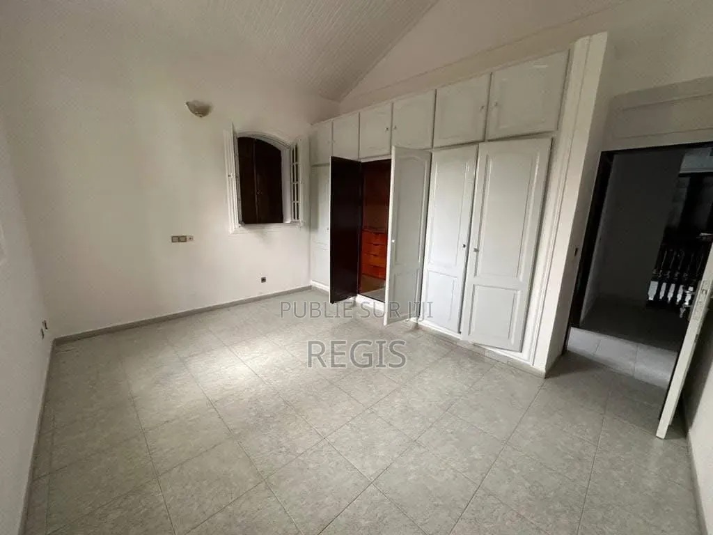 9chbre Maison dans Regis, Cocody à Louer