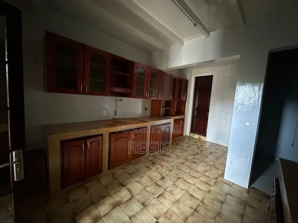 9chbre Maison dans Regis, Cocody à Louer