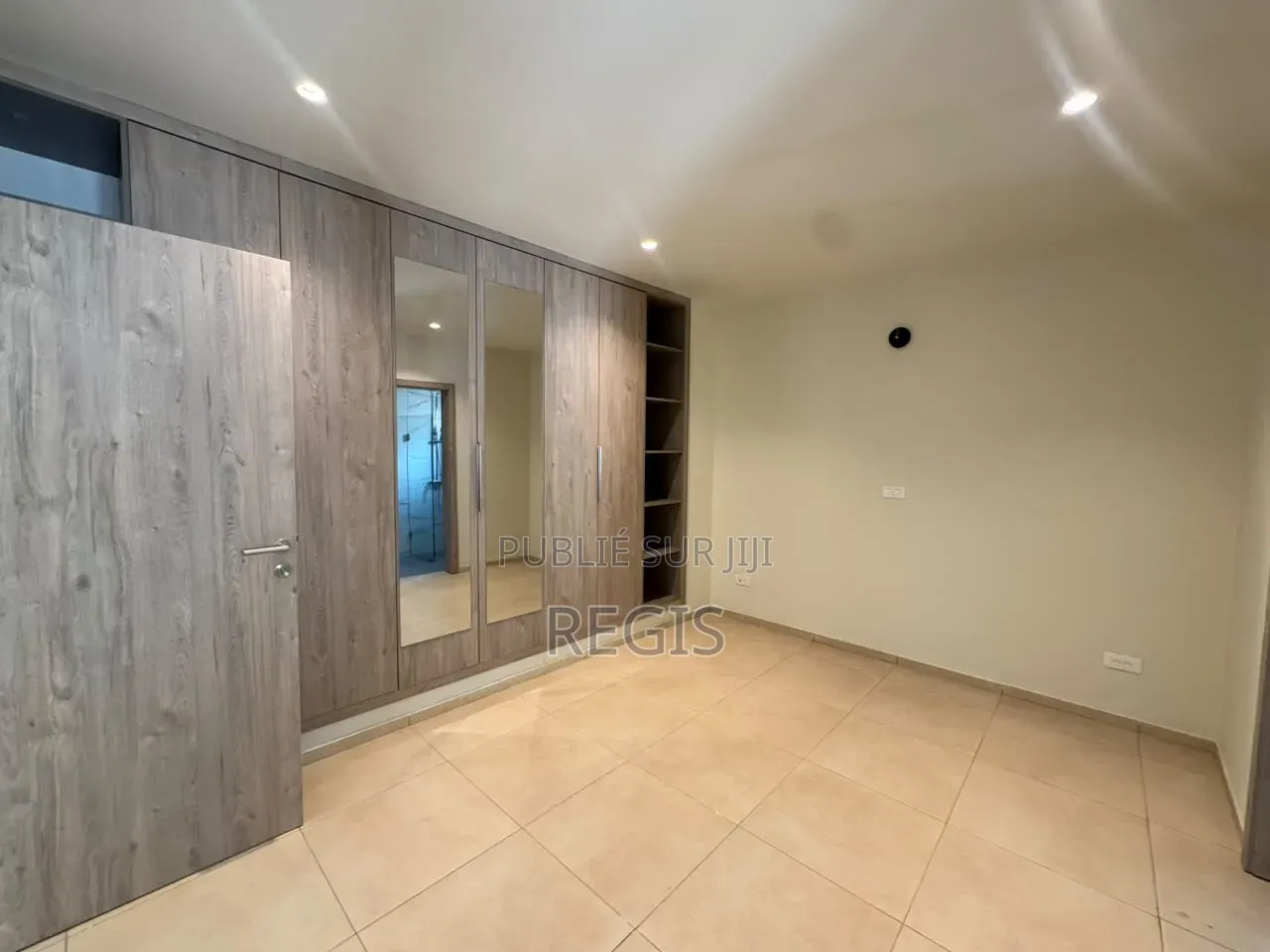 4chbre Villa dans Regis, Cocody à Louer