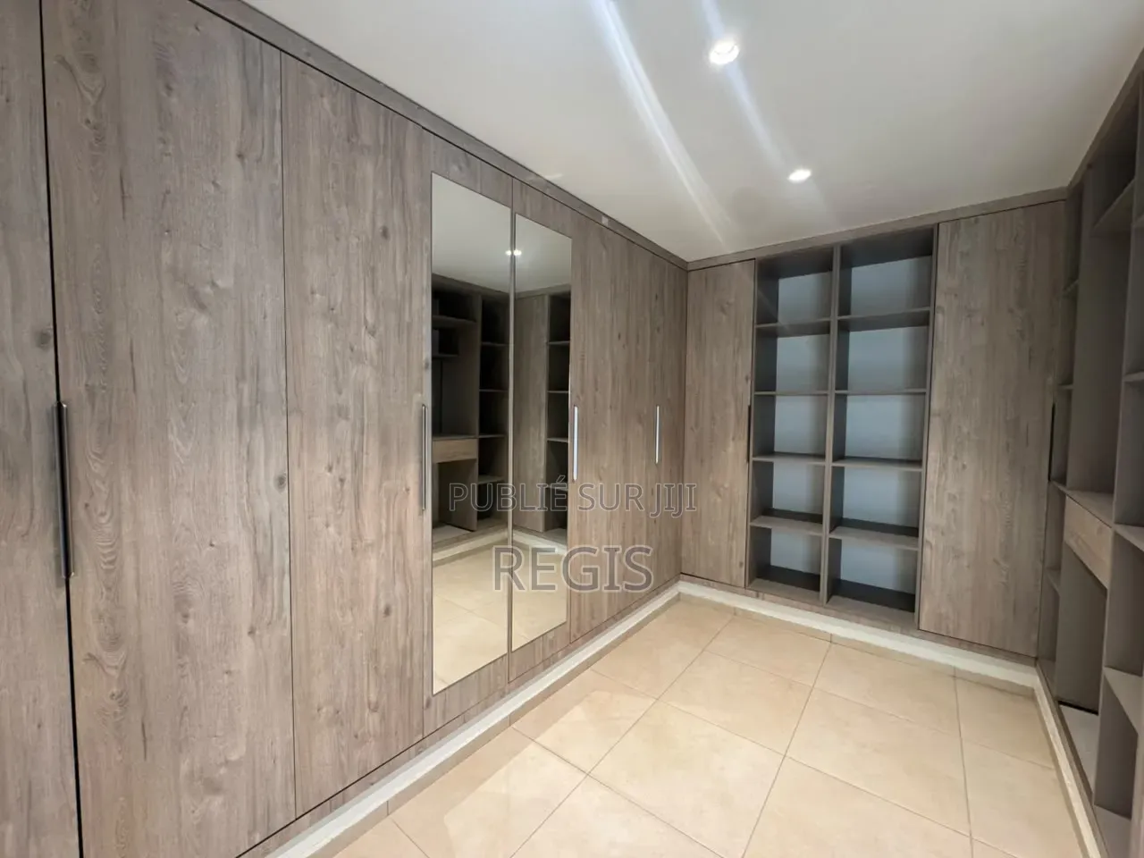 4chbre Villa dans Regis, Cocody à Louer