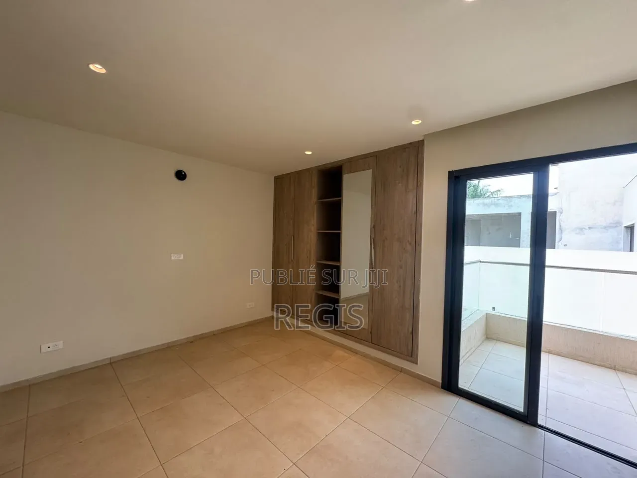4chbre Villa dans Regis, Cocody à Louer