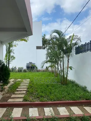 6chbre Duplex dans Regis, Cocody à Louer