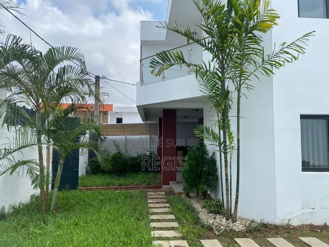 6chbre Duplex dans Regis, Cocody à Louer
