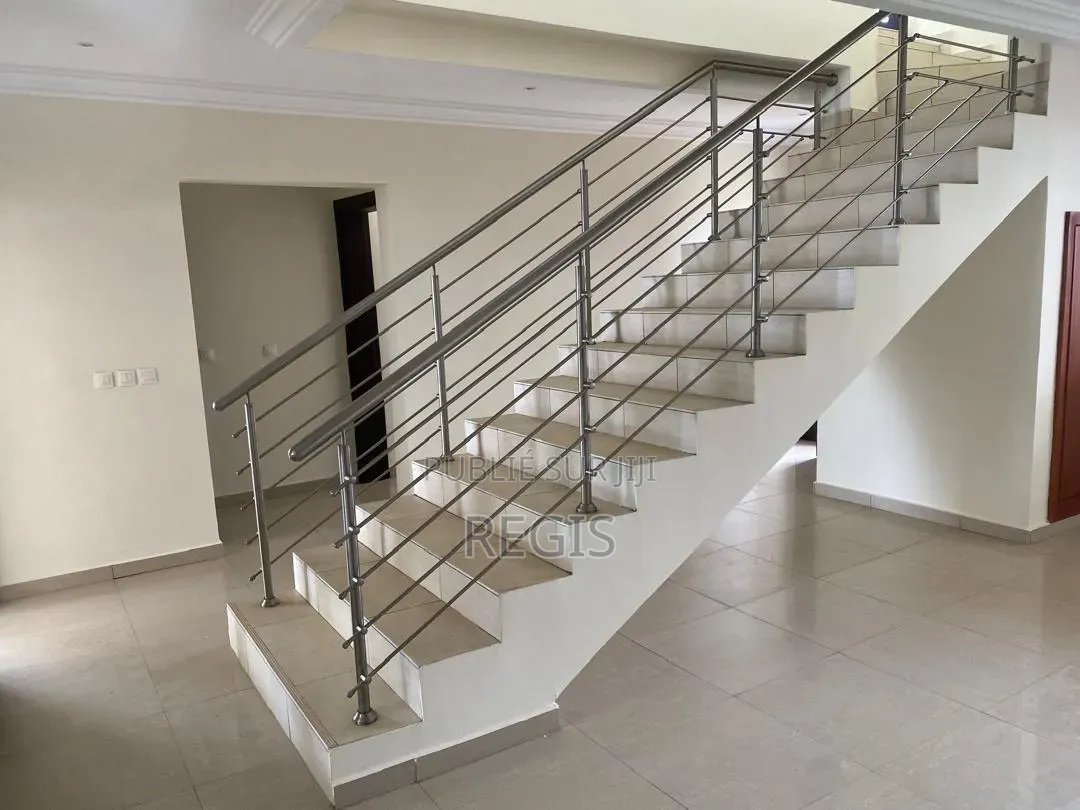 6chbre Duplex dans Regis, Cocody à Louer