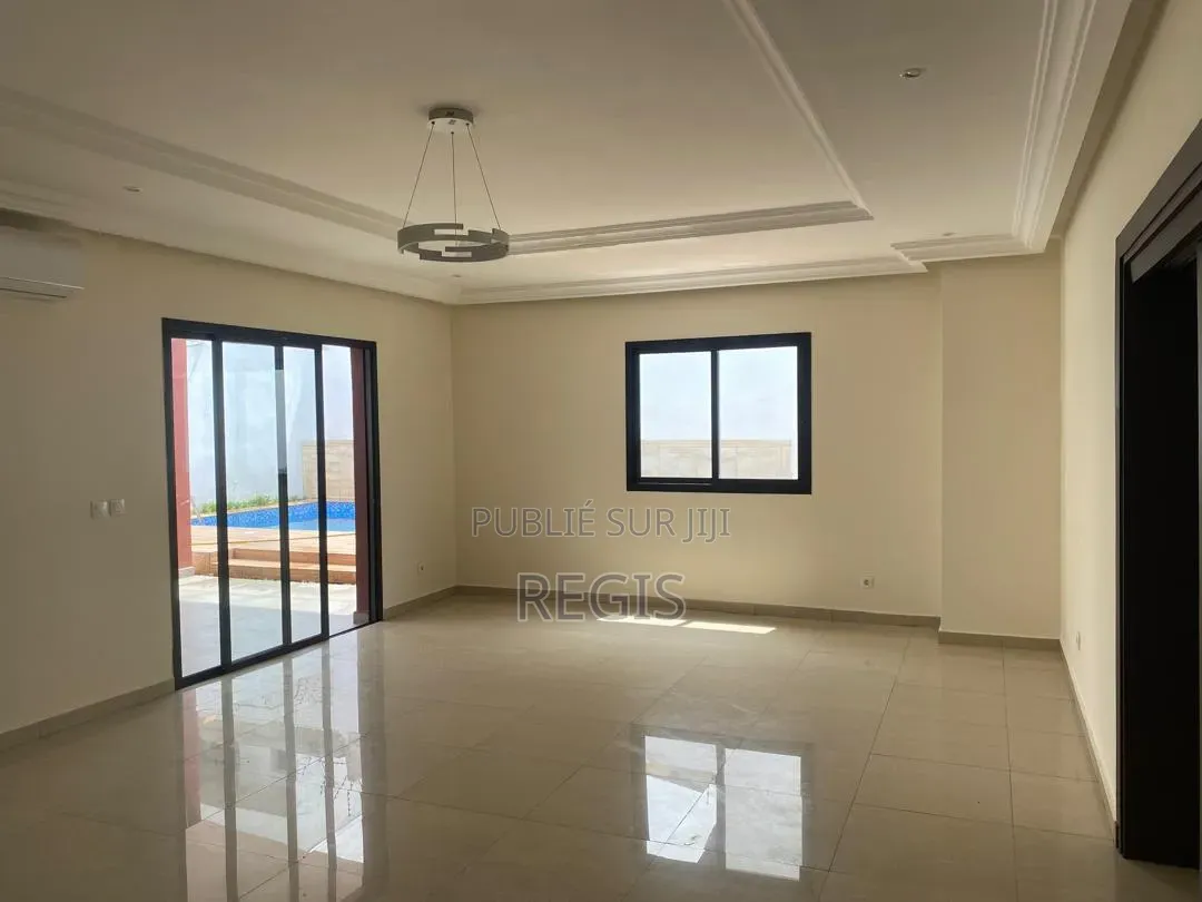 6chbre Duplex dans Regis, Cocody à Louer