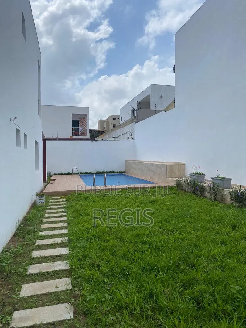 6chbre Duplex dans Regis, Cocody à Louer