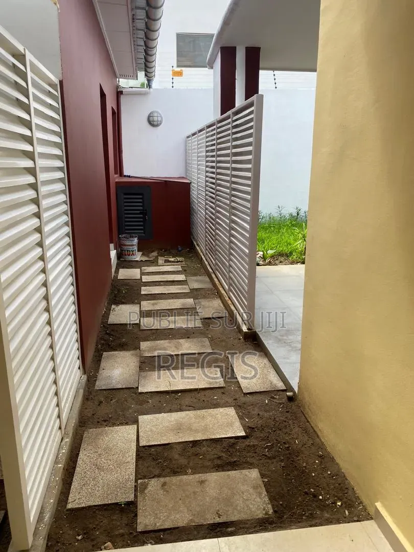 6chbre Duplex dans Regis, Cocody à Louer