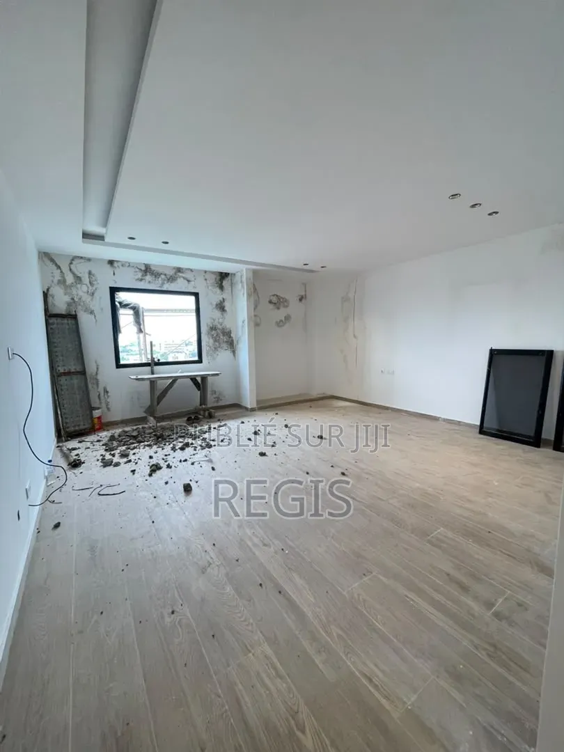 3chbre Appartement dans Regis, Cocody à Louer