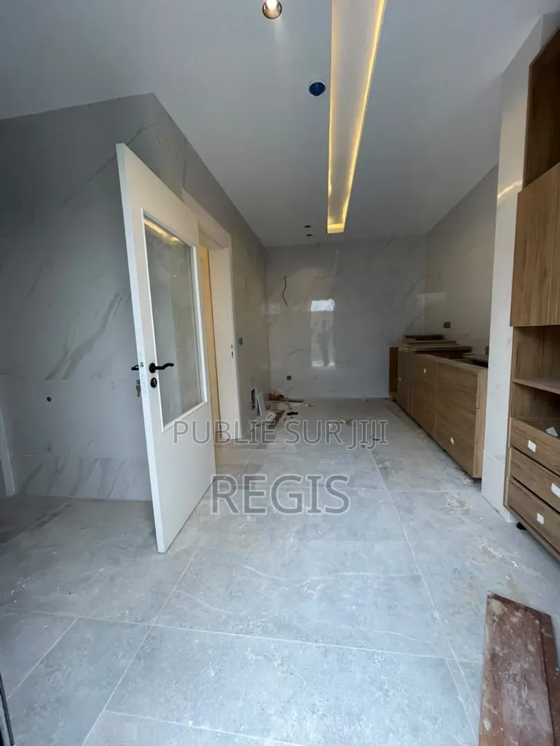 3chbre Appartement dans Regis, Cocody à Louer
