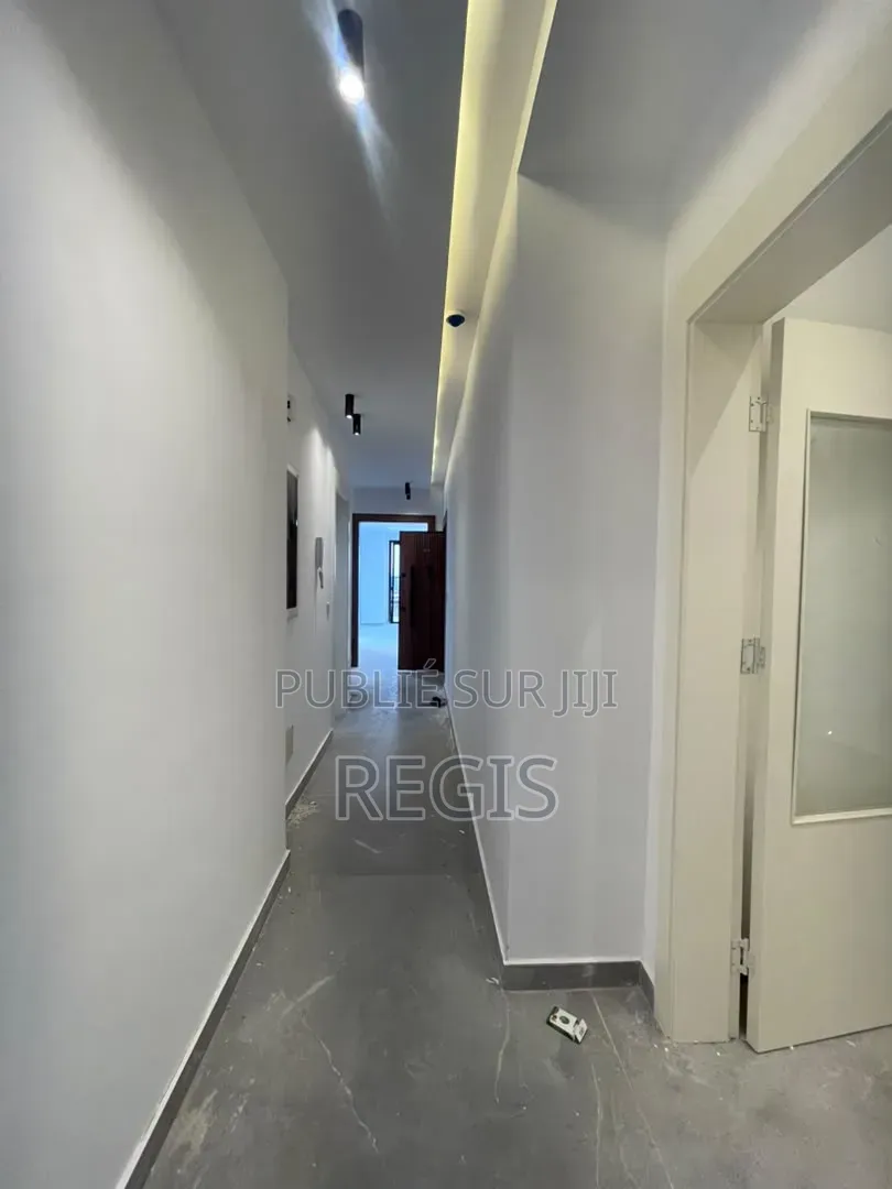 3chbre Appartement dans Regis, Cocody à Louer