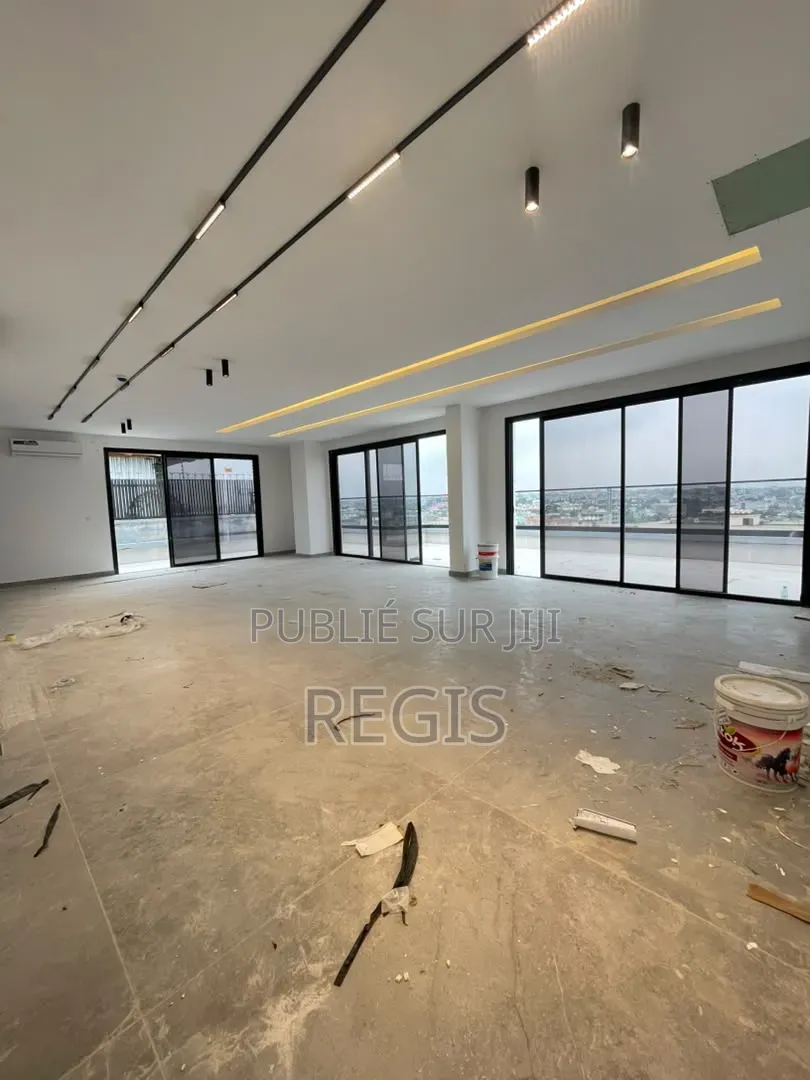 3chbre Appartement dans Regis, Cocody à Louer