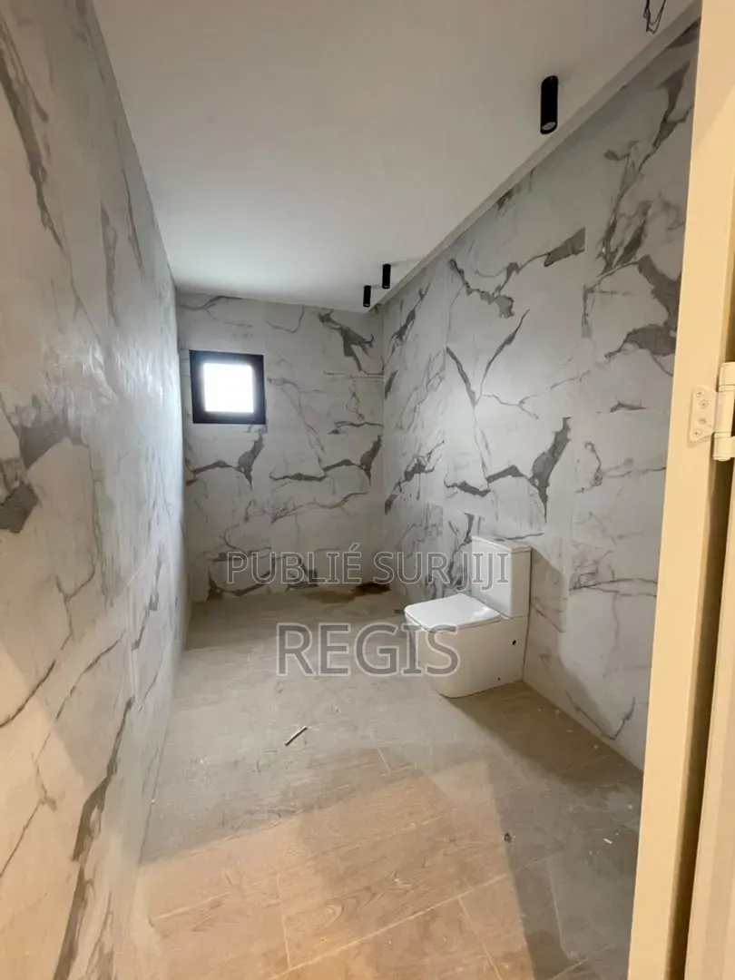 3chbre Appartement dans Regis, Cocody à Louer