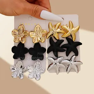 Ensemble De Boucles d'Oreilles Au Style Minimaliste Et Tendance.