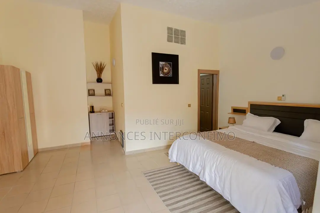 Meublé 8chbre Villa dans Interconfimo Sarl, Cocody à Louer