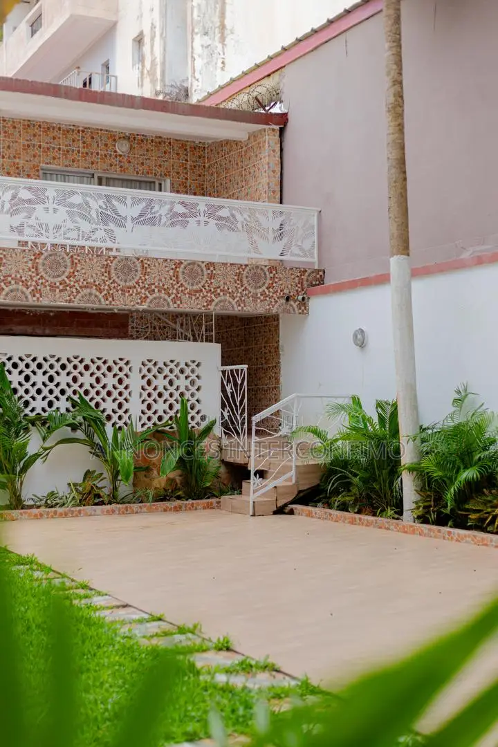 Meublé 8chbre Villa dans Interconfimo Sarl, Cocody à Louer