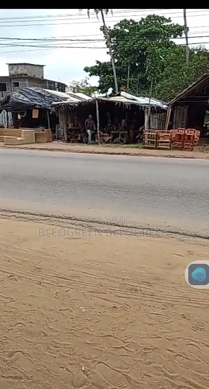 Vente Terrain Commercial en Bordure De La Voie De Bassam