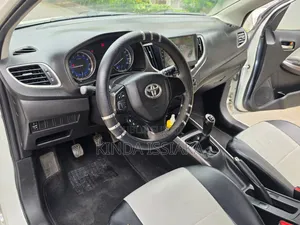 Toyota Starlet 2022 Blanc cassé
