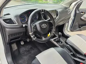 Toyota Starlet 2022 Blanc cassé