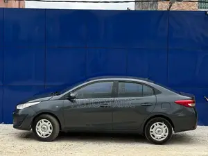 Toyota Yaris 1.5 Sedan L 2020 Noir