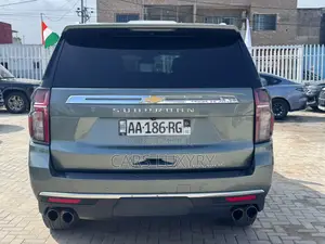 Chevrolet Suburban Premier 2024 Vert