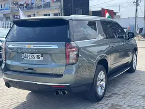 Chevrolet Suburban Premier 2024 Vert