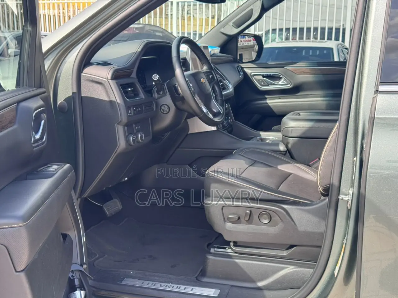 Chevrolet Suburban Premier 2024 Vert