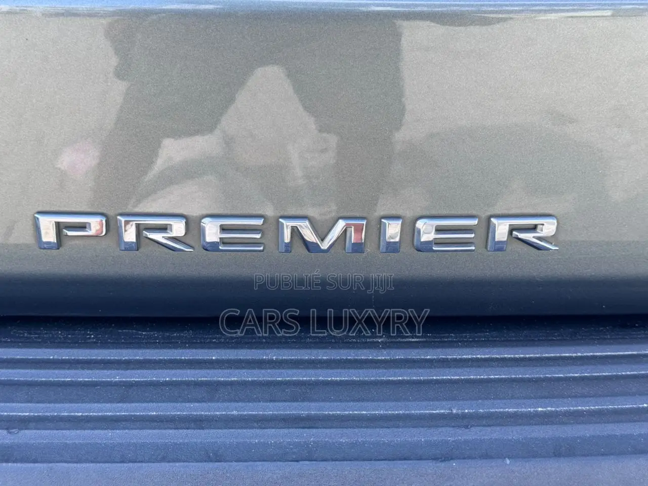 Chevrolet Suburban Premier 2024 Vert