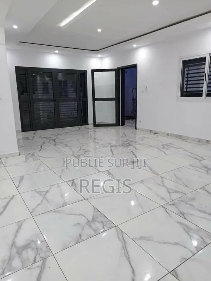 4chbre Duplex dans Regis, Cocody à Louer