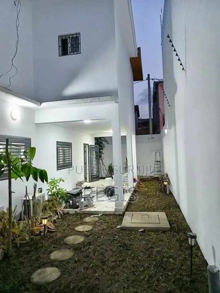 4chbre Duplex dans Regis, Cocody à Louer