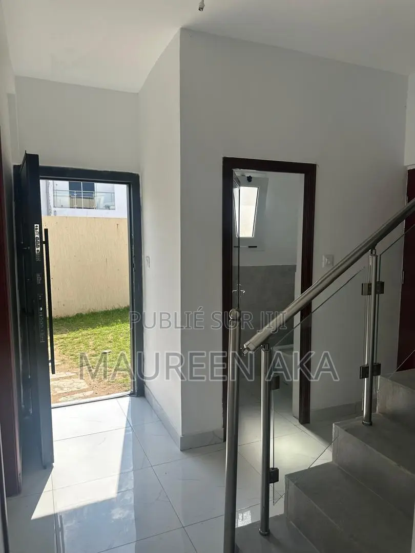 5chbre Duplex dans Grand-Bassam à Louer