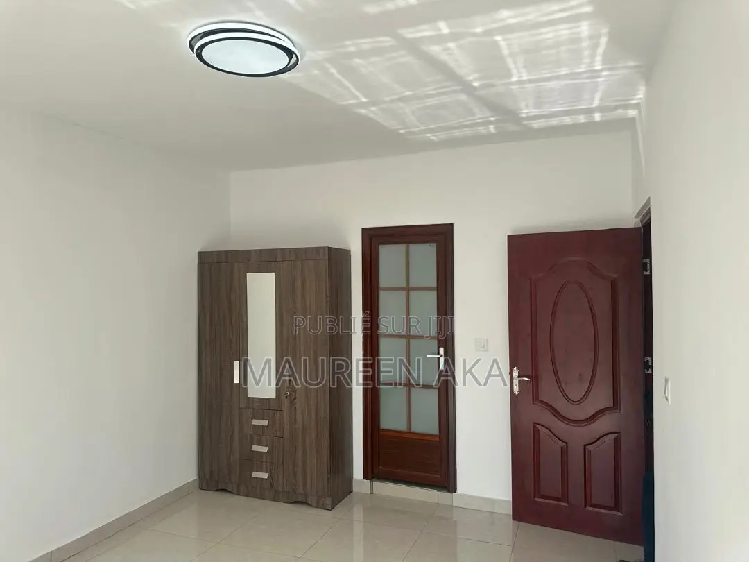 5chbre Duplex dans Grand-Bassam à Louer
