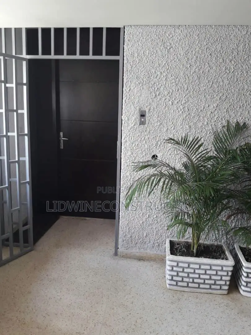 3chbre Villa dans Cocody à Vendre